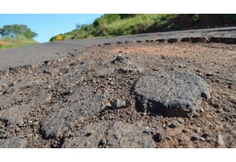 Trecho da Rodovia Plácido Rocha, em Adamantina, é alvo de investigação do Ministério Público (Foto: Acácio Rocha).