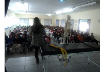Alunos da Etec Amim Jundi receberam orientações sobre reeducação postural (Foto: Da Assessoria).