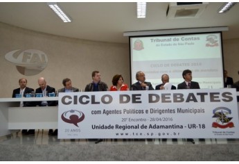 Mesa diretora, na abertura dos trabalhos, durante o Ciclo de Debates do TCE/SP, em Adamantina (Foto: Acácio Rocha).