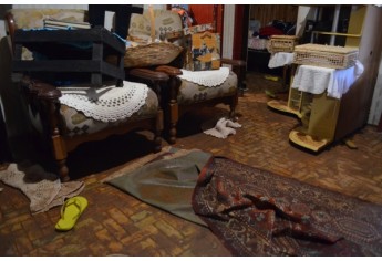 Chuvas causaram estragos em móveis e utensílios da casa (Foto: Siga Mais).