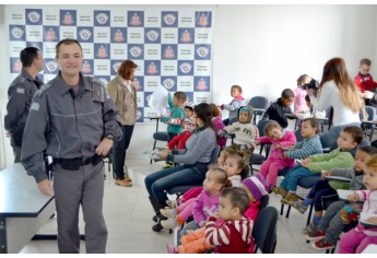 Crianças da EMEI Cantinho da Criança foram recebidas no quartel da Polícia Militar de Adamantina (Foto: Acácio Rocha).