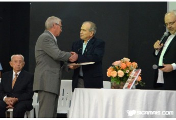 Filho do primeiro prefeito de Adamantina, Mario Escobar Marmo, recebe decreto de Hóspede Oficial do Município, pelas mãos do prefeito Dr. Pacheco (Foto: Maikon Moraes).