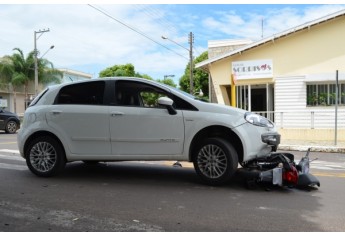 Moto vai para baixo de carro em acidente no centro de Adamantina (Foto: Acácio Rocha).