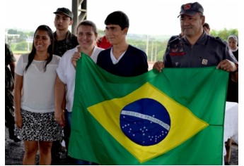 Tiro de Guerra de Adamantina faz cerimônia de incineração de bandeiras (Foto: Acácio Rocha).