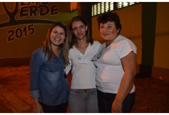 Briana Veiga (1ª), Secretária de Assistência Social e presidente do Fundo Social de Solidariedade, e equipe, na recepção aos alimentos (Foto: Maikon Moraes).