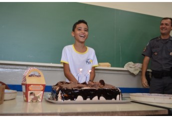 Estudante é surpreendido e recebe homenagem em sala de aula, pelo seu aniversário. (Foto: Siga Mais)