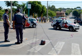 Acidente envolvendo moto e caminhão F4000 mata o motociclista Vitor Fernando Costa, na esquina do Parque dos Pioneiros, em Adamantina (Foto: Acácio Rocha)