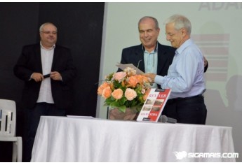 Autor da letra do Hino de Adamantina, professor Raul do Vale, recebe decreto de Hóspede Oficial do Município, pelas mãos do prefeito Dr. Pacheco (Foto: Maikon Moraes).