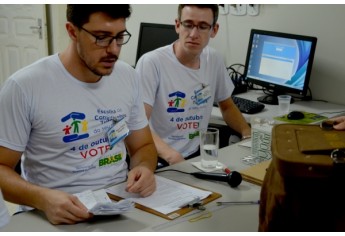 Apuração dos votos na noite deste domingo, na sede da Secretaria Municipal da Assistência e Desenvolvimento Social (Foto: Acácio Rocha).