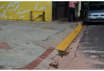 Sem regras: no centro de Adamantina, é crescente o número de estabelecimentos empresariais, comerciais e de serviços com área frontal total do imóvel servida por guias rebaixadas (Foto: Acácio Rocha).