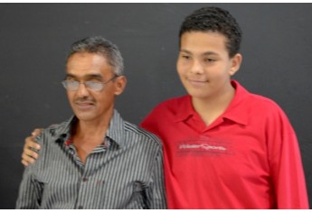 Noite de autógrafos marca lançamento de “Duas Escolhas”