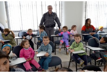 Crianças da EMEI Cantinho da Criança foram recebidas no quartel da Polícia Militar de Adamantina (Foto: Acácio Rocha).
