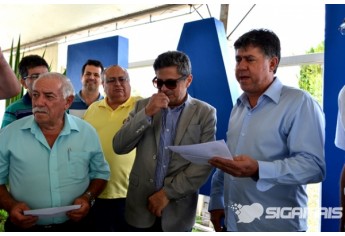 Márcio Cardim, diretor geral da FAI, fala aos presentes, na entrada do Campus II da instituição (Foto: Acácio Rocha).