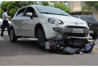 Moto vai para baixo de carro em acidente no centro de Adamantina (Foto: Acácio Rocha).