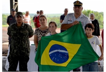 Tiro de Guerra de Adamantina faz cerimônia de incineração de bandeiras (Foto: Acácio Rocha).