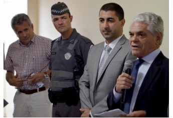 Secretário de Gabinete Reinaldo Turra, Capitão PM Júlio, o Coordenador de Reintegração Social e Cidadania da Administração Penitenciária Mauro Rogério Bitencourt e o Secretário da Administração Penitenciária Lourival Gomes (Foto: Acácio Rocha).