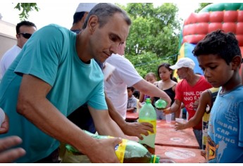 Comunidade do Jardim Brasil, na confraternização oferecida pela Polícia Militar (Foto: Acácio Rocha).