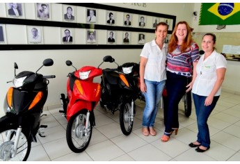 Lucilene Paloni e equipe da ACE, com as cinco motos sorteadas para consumidores (Foto: Acácio Rocha).
