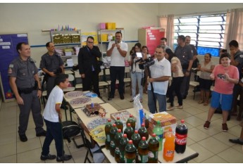 Estudante é surpreendido e recebe homenagem em sala de aula, pelo seu aniversário. (Foto: Siga Mais)