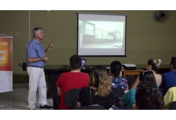 Delfino Golfeto é recebido em Adamantina, por estudantes e público convidado do CENAIC, para palestra sobre sua história empreendedora (Foto: Maikon Moraes/Siga Mais).