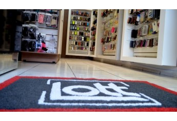 Lott Acessórios, novo layout e amplo estoque de acessórios para celulares, em Adamantina (Foto: Acácio Rocha).