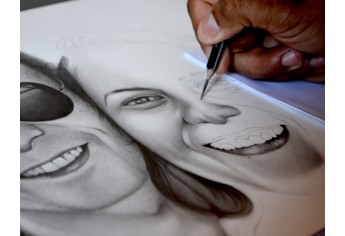 Lápis é a ferramenta do mecânico Leandro André, na produção de retratos (Foto: Acácio Rocha).