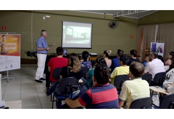 Delfino Golfeto é recebido em Adamantina, por estudantes e público convidado do CENAIC, para palestra sobre sua história empreendedora (Foto: Maikon Moraes/Siga Mais).