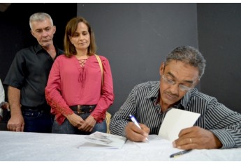 Noite de autógrafos marca lançamento de “Duas Escolhas”