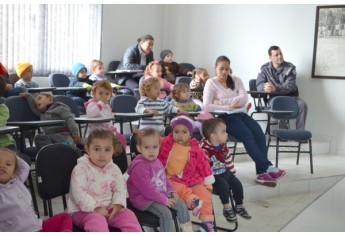 Crianças da EMEI Cantinho da Criança foram recebidas no quartel da Polícia Militar de Adamantina (Foto: Acácio Rocha).