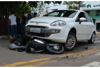 Moto vai para baixo de carro em acidente no centro de Adamantina (Foto: Acácio Rocha).
