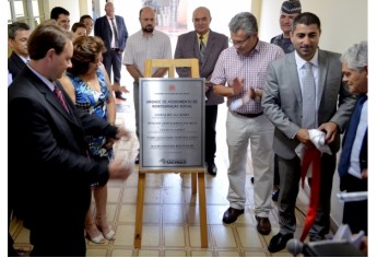 Autoridades descerram placa de inauguração da Central de Penas Alternativas em Adamantina (Foto: Acácio Rocha).