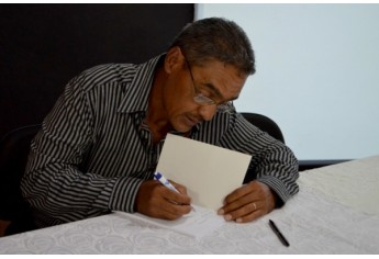 Noite de autógrafos marca lançamento de “Duas Escolhas”