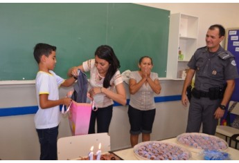 Estudante é surpreendido e recebe homenagem em sala de aula, pelo seu aniversário. (Foto: Siga Mais)