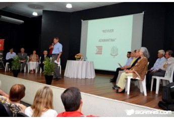 João Carlos Rodrigues fala para a plateia, na noite de lançamento de Reviver Adamantina (Foto: Maikon Moraes).