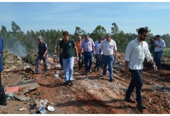 Bolsão de galhos foi vistoriado pelo Secretário Estadual do Meio Ambiente Ricardo Salles, prefeito Márcio Cardim e demais autoridades locais, da CETESB e Polícia Ambiental  (Foto: Maikon Moraes).
