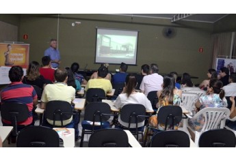 Delfino Golfeto é recebido em Adamantina, por estudantes e público convidado do CENAIC, para palestra sobre sua história empreendedora (Foto: Maikon Moraes/Siga Mais).