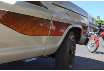 Acidente envolvendo moto e caminhão F4000 mata o motociclista Vitor Fernando Costa, na esquina do Parque dos Pioneiros, em Adamantina (Foto: Acácio Rocha)