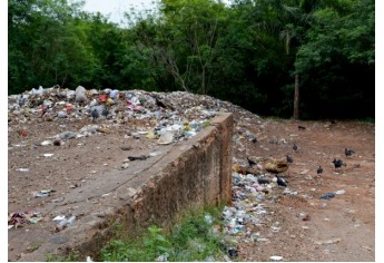 Rejeitos depositados na área da Usina de Lixo, aguardando remoção para aterro sanitário, atraem urubus (Foto: Acácio Rocha).