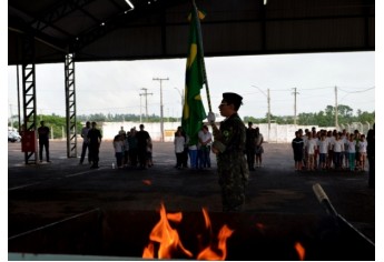 Tiro de Guerra de Adamantina faz cerimônia de incineração de bandeiras (Foto: Acácio Rocha).