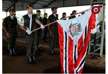 Tiro de Guerra de Adamantina faz cerimônia de incineração de bandeiras (Foto: Acácio Rocha).