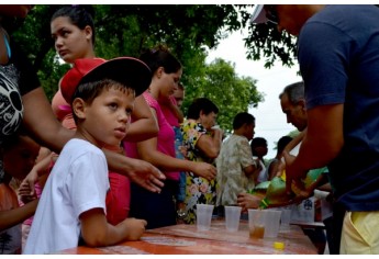 Comunidade do Jardim Brasil, na confraternização oferecida pela Polícia Militar (Foto: Acácio Rocha).