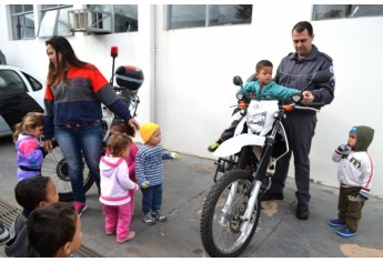 Crianças da EMEI Cantinho da Criança foram recebidas no quartel da Polícia Militar de Adamantina (Foto: Acácio Rocha).