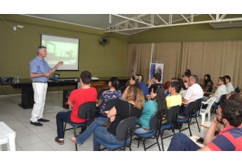 Delfino Golfeto é recebido em Adamantina, por estudantes e público convidado do CENAIC, para palestra sobre sua história empreendedora (Foto: Maikon Moraes/Siga Mais).