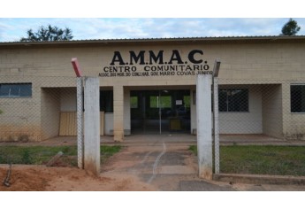 Centro Comunitário aguarda portões, em compromisso anunciado em 2013 na imprensa e não cumprido pela Prefeitura (Foto: Acácio Rocha).