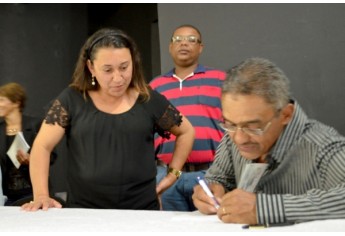 Noite de autógrafos marca lançamento de “Duas Escolhas”