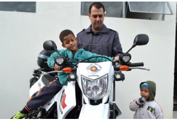 Crianças da EMEI Cantinho da Criança foram recebidas no quartel da Polícia Militar de Adamantina (Foto: Acácio Rocha).