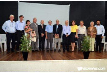Colaboradores presentes no Anfiteatro Municipal, na noite de autógrafos, com o autor João Carlos Rodrigues (Foto: Maikon Moraes).