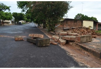 Águas vindas da Alameda dos Expedicionários avançaram pelos terrenos do quarteirão e saíram pela Alameda Cônego João Baptista de Aquino, derrubando muros (Foto: Siga Mais).