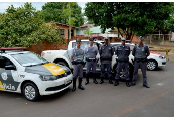 Polícia Rodoviária, Polícia Ambiental e Polícia Militar, nas ações junto à comunidade, no Jardim Brasil (Foto: Acácio Rocha).