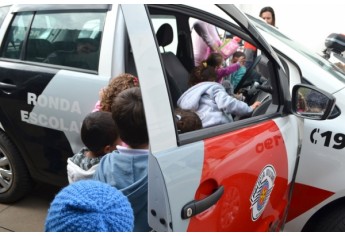 Crianças da EMEI Cantinho da Criança foram recebidas no quartel da Polícia Militar de Adamantina (Foto: Acácio Rocha).